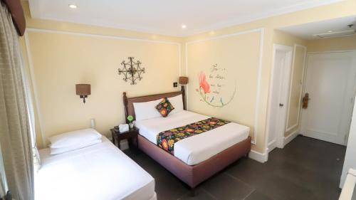 a bedroom with two beds in a room at Viewpark Hotel Tagaytay in Tagaytay