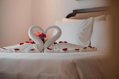 מיטה או מיטות בחדר ב-Marigold Hotel Hanoi