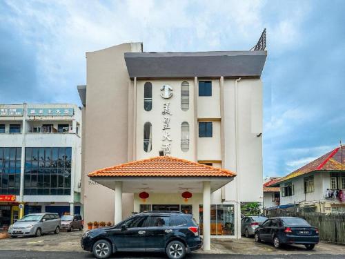 um edifício com um carro estacionado em frente em Palace Inn em Miri