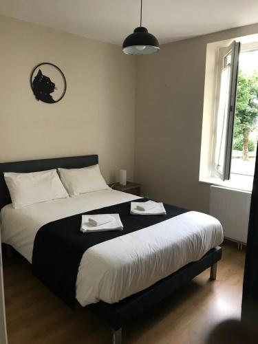 Un pat sau paturi într-o cameră la Residence des portes du Velay