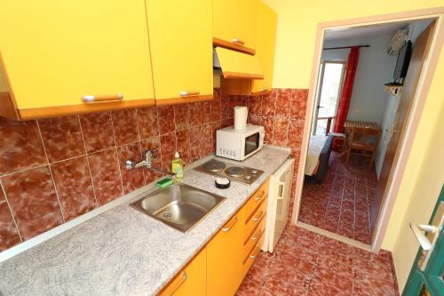 Kuchyňa alebo kuchynka v ubytovaní Apartmani Dušanka