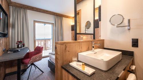 Televízia a/alebo spoločenská miestnosť v ubytovaní Alpenresort Fluchthorn