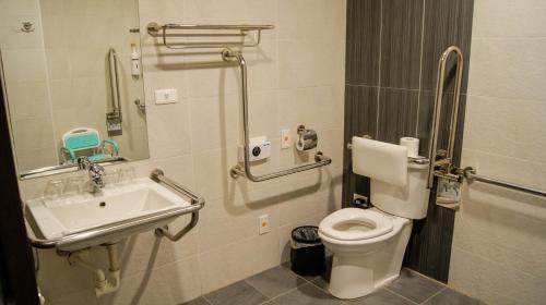 a bathroom with a toilet and a sink at Kuei Ti Wan Hotel in Checheng