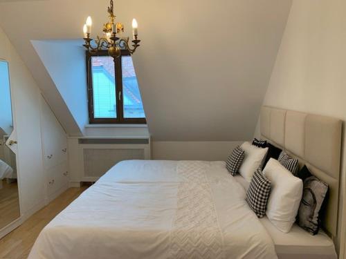 sypialnia z białym łóżkiem i oknem w obiekcie Amadeus Apartment w mieście Baden