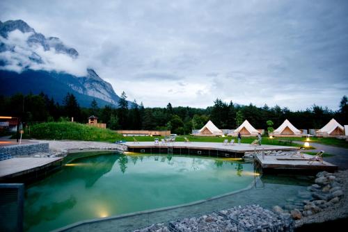 basen wodny z górą w tle w obiekcie Gerhardhof - Zimmer Glamping Camping w mieście Wildermieming