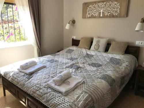 ein Schlafzimmer mit einem großen Bett mit Handtüchern darauf in der Unterkunft Casa Esperanza in Benitatxell