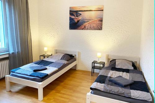 Duas camas sentadas uma ao lado da outra num quarto em Apartments Bedburg-Hau em Hau