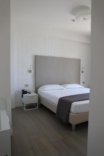 Una cama o camas en una habitación de Smeraldo Suites & Spa