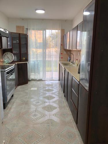 Virtuvė arba virtuvėlė apgyvendinimo įstaigoje الكوخ الريفي