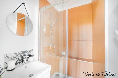 uma casa de banho com um chuveiro e um lavatório. em Agreeable studio with AC in le Mourillon - Dodo et Tartine em Toulon
