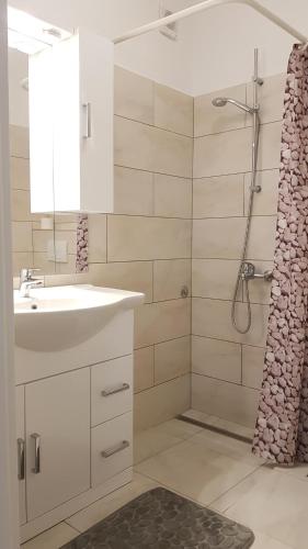 a bathroom with a sink and a shower at Hamo Apartments & Soba in Lumbarda