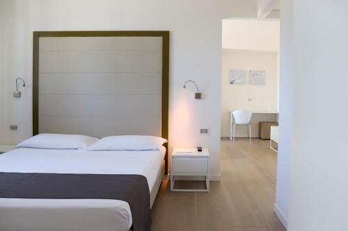 Una cama o camas en una habitación de Smeraldo Suites & Spa