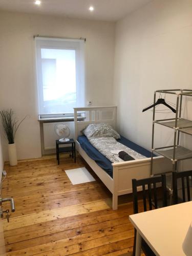 sypialnia z łóżkiem piętrowym i oknem w obiekcie Monteurhaus 6 Zimmer w Wormacji