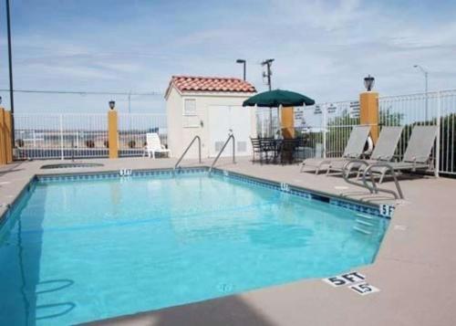 Bazén v ubytování Econo Lodge Inn & Suites nebo v jeho okolí