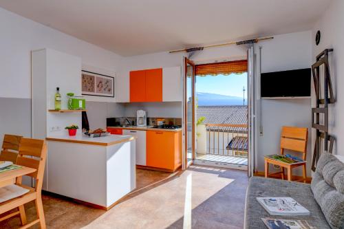 A kitchen or kitchenette at La Portella - Gardagate