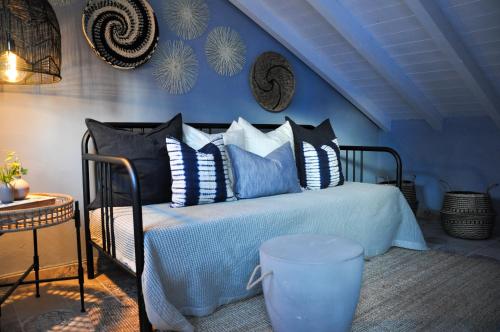 - une chambre bleue avec un lit doté d'oreillers bleus et blancs dans l'établissement Casa Castelo, Unique Flat w pool in Taviras Historical Centre, à Tavira