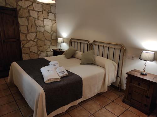 a bedroom with a bed with two towels on it at La Encomienda de Oreja in Colmenar de Oreja