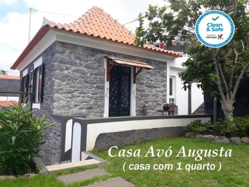 a house with a sign that says caso ao australia at Casa Velha D Fernando e Casa Avó Augusta in Ribeira Brava