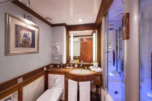 Гостиная зона в Sonesta St George Nile Cruise - Aswan to Luxor 3 Nights from Friday to Monday