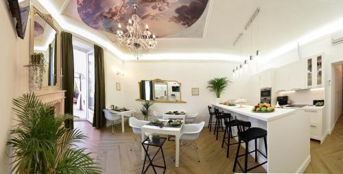 a kitchen and dining room with a table and chairs at Vittorio Veneto Private SPA in Sulmona