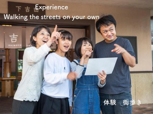 a group of people standing next to each other at Guesthouse Arakura in Fujiyoshida