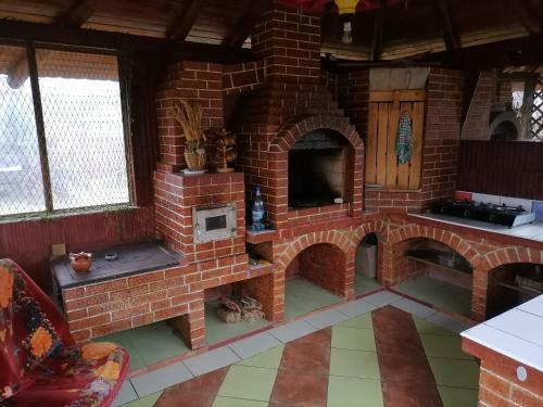 皮亞特拉尼亞姆茨的住宿－Domeniul Teodorescu，一间厨房,里面配有砖炉