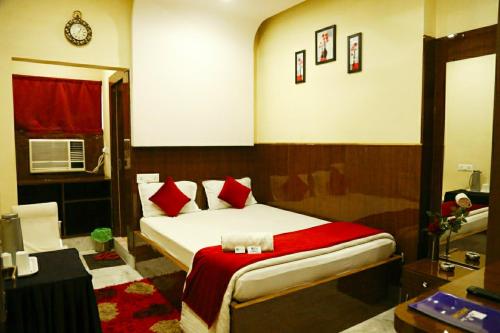 Tempat tidur dalam kamar di Hotel Holideiinn