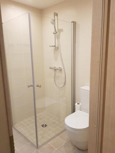 een badkamer met een douche en een toilet bij Heli apartment in Tallinn