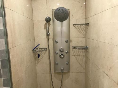 eine Dusche mit Duschkopf im Bad in der Unterkunft 2 bed Apartment in San Pedro Marbella in Marbella