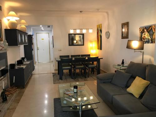 2 Bed Apartment - Sleeps 4 - Pool Patio Garden