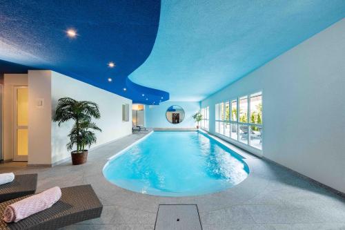 สระว่ายน้ำที่อยู่ใกล้ ๆ หรือใน Villa Ysara, 7 Bedroom Pool Villa with lake Lucerne View