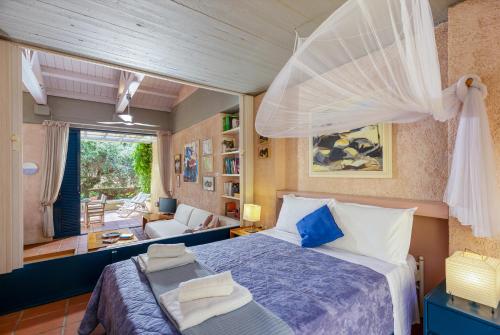 sypialnia z łóżkiem i salon w obiekcie Barbati Beach Art House w mieście Barbati
