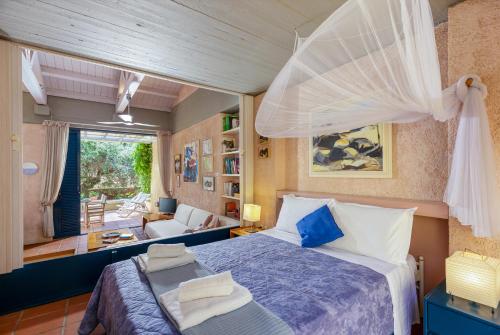 Posteľ alebo postele v izbe v ubytovaní Barbati Beach Art House