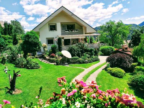Taman di luar Apartments Green Paradise