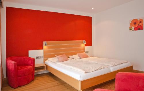 Un pat sau paturi într-o cameră la Gartenhotel Feldeck