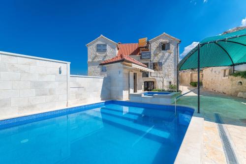 Bazén v ubytování Holiday home Škrika nebo v jeho okolí