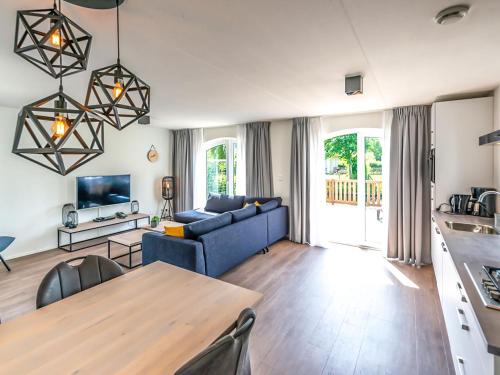 un soggiorno con divano blu e tavolo di Holiday Home Citta Romana-1 by Interhome a Hellevoetsluis