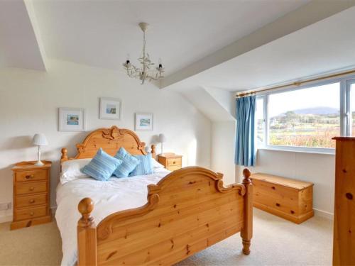 DyffrynにあるHoliday Home Tyn Llan by Interhomeのベッドルーム1室(木製ベッド1台、窓付)