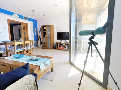 een camera op een statief in een woonkamer bij Apartment La Platja by Interhome in L'Estartit