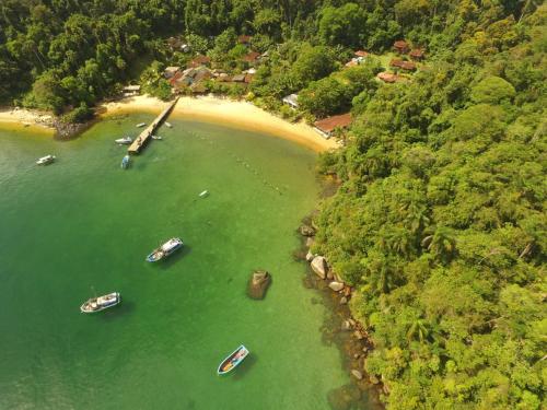 una vista aérea de los barcos en el agua cerca de una playa en Pousada Vitorino, en Angra dos Reis