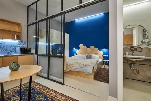 sypialnia z łóżkiem i stołem oraz kuchnia w obiekcie ORANGEHOMES Unique design 3 bathrooms flat w Budapeszcie