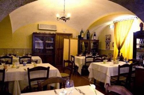 a dining room with tables and chairs with white table cloth at Tavernola - Locanda Di Campagna in Battipaglia