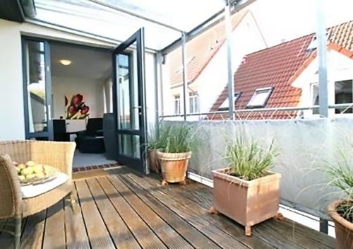 d'un balcon avec des plantes en pot sur une maison. dans l'établissement Ferienwohnung KLÜN's, à Jever