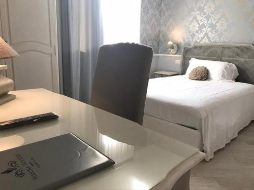 a bedroom with a bed and a desk with a keyboard at Marina Holiday & Spa in Balestrate