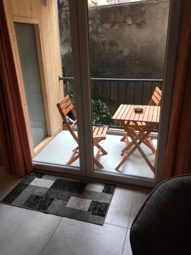 patio ze stołem i krzesłami na balkonie w obiekcie Hotel-Pension Markt-Scheune Anno 1652 w mieście Vlotho