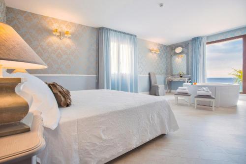 バレストラーテにあるMarina Holiday & Spaのベッドルーム1室(白いベッド1台付)、デスクが備わります。