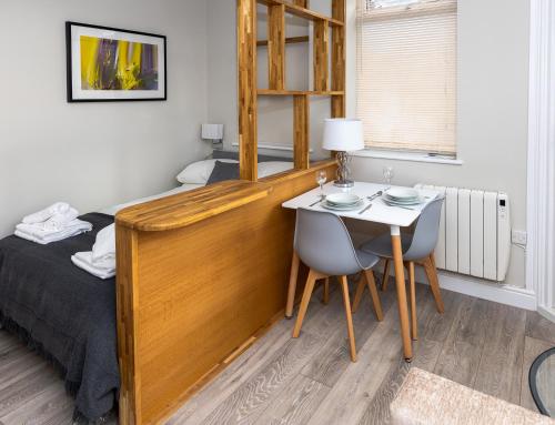 Un ou plusieurs lits dans un hébergement de l'établissement Cosy Studio in Central Reading