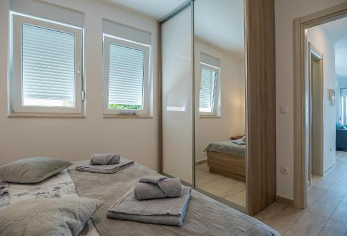 Posteľ alebo postele v izbe v ubytovaní Apartmani Irena&Miro Brela