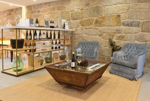 奧倫塞的住宿－Gandarela Turismo Rural，一间设有两把椅子和一张带葡萄酒的桌子的房间