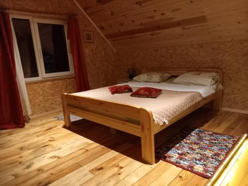 Una cama o camas en una habitación de Saullēkti ozolos pie Ežezera